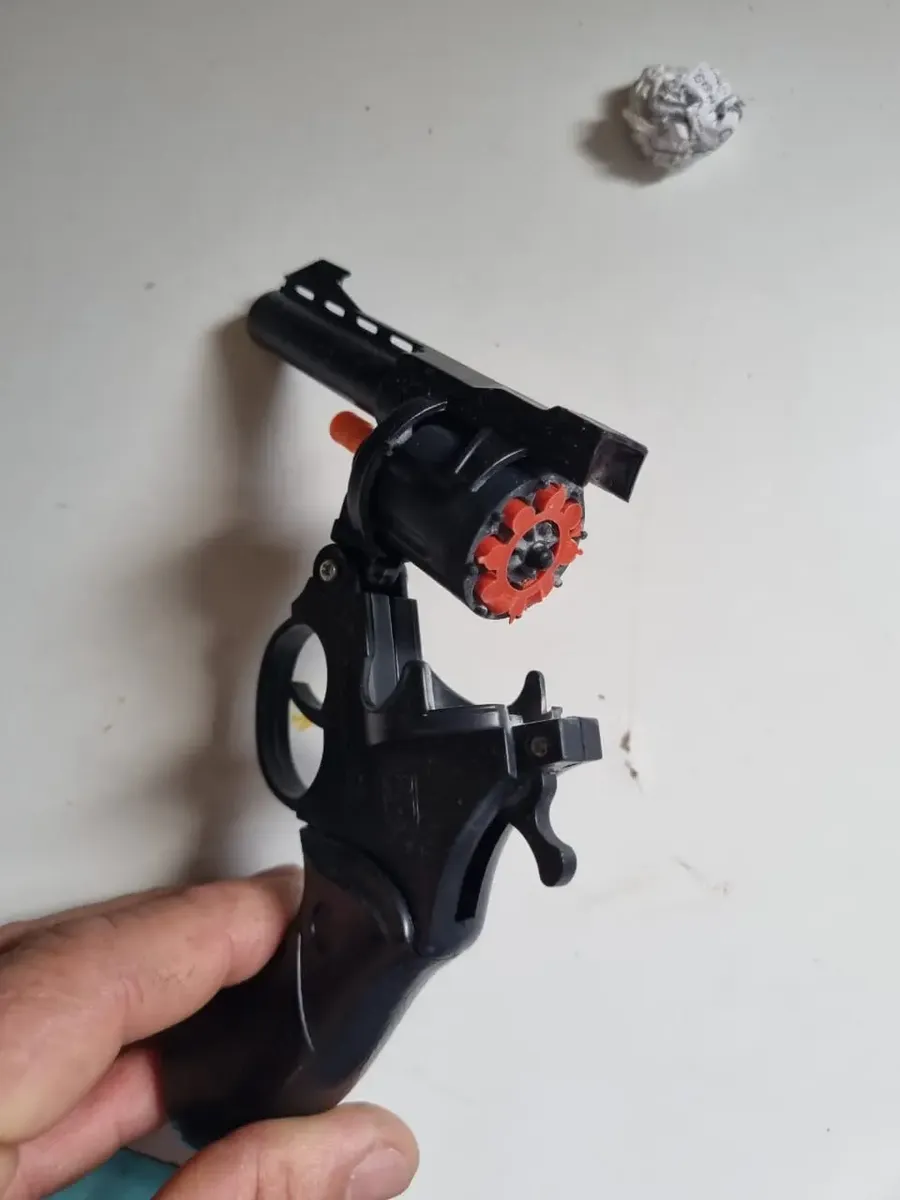 Detalhe do tambor do revólver de brinquedo aberto para receber o disco de espoletas.