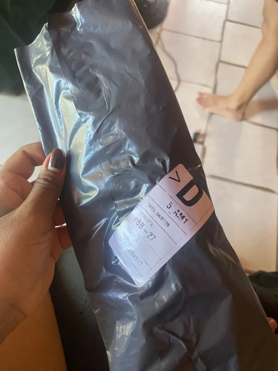 Encomenda da Busca Busca ainda lacrada com etiqueta de envio.